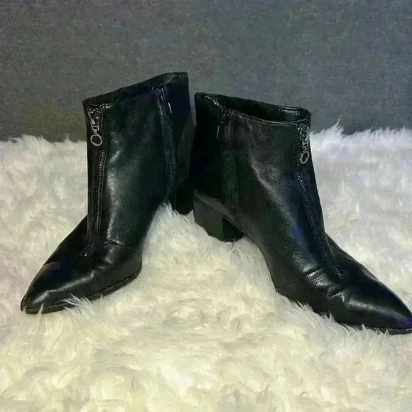 SOLE SOCIETY Soft Black Leather Pointed Toe w Zipper Med Heel Ankle Boot Size 7M - Picture 3 of 11